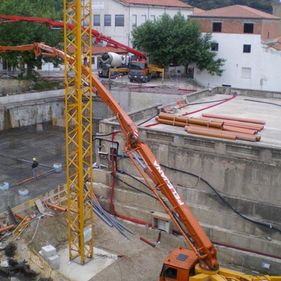 Pelejana Serveis equipo de bombeo en trabajo de construcción